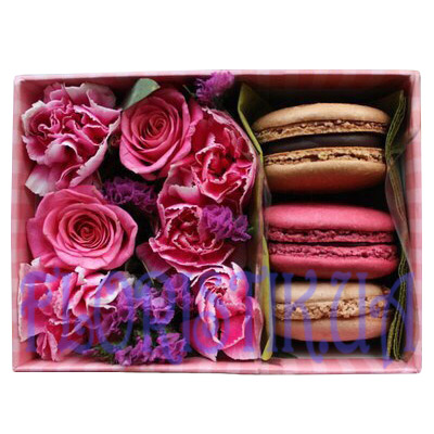 Set with flowers and macaroon ― Floristik — flower delivery all over Ukraine