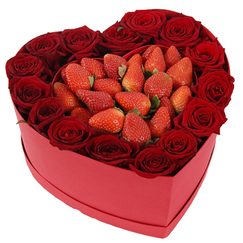 Heart made strawberries and roses ― Floristik — flower delivery all over Ukraine