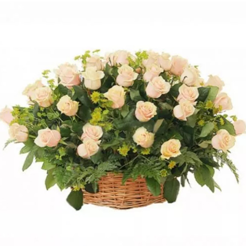 Basket with cream roses ― Floristik — flower delivery all over Ukraine