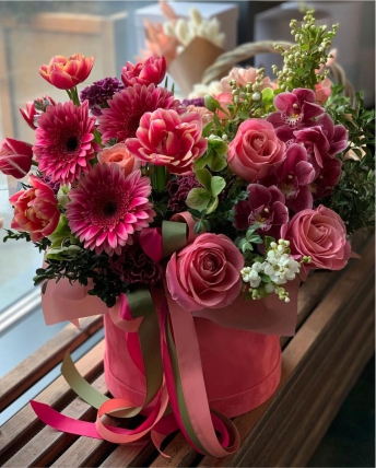Flower box size M ― Floristik — flower delivery all over Ukraine