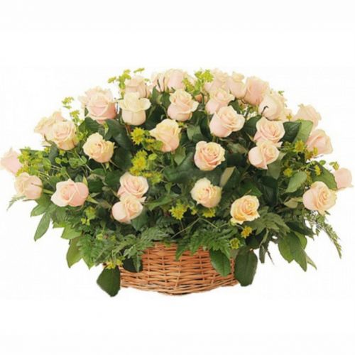 Basket with cream roses ― Floristik — flower delivery all over Ukraine