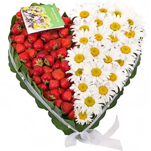 Heart of strawberries and camomiles ― Floristik — flower delivery all over Ukraine